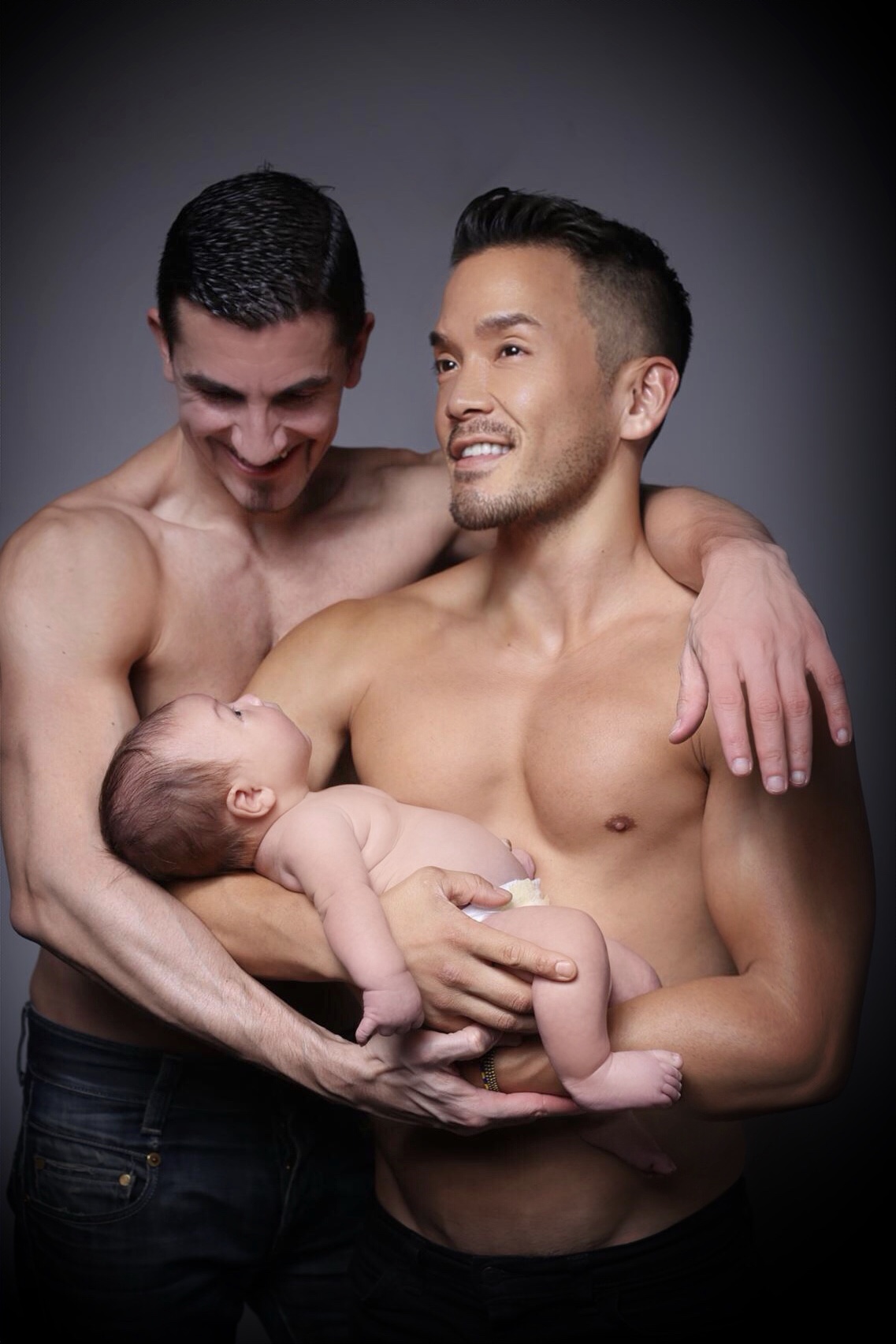 Отец учит сына гея. Сын голи. Гомосексуальный папа и сын. Голы отец.